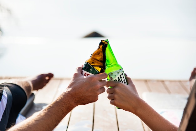 Ein Toast mit Bierflaschen