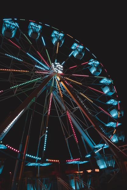 Ein toller blick auf ein riesenrad in apulien