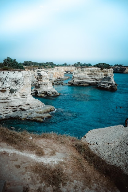 Ein toller Blick auf Faraglioni di Sant'Andrea in Apulien