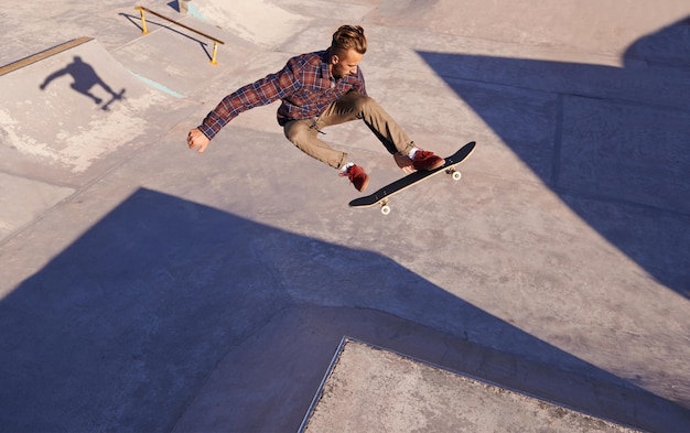 Ein toller Tag im Skatepark Ein junger Mann macht Tricks auf seinem Skateboard im Skatepark