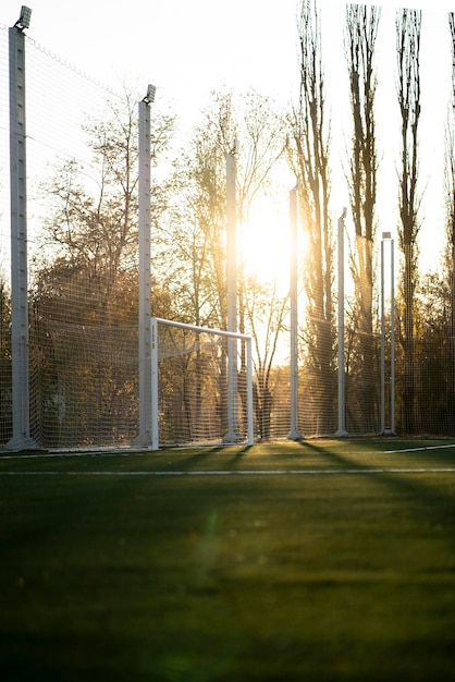 Ein Tortor auf einem Fußballfeld im Freien an einem Sommertag