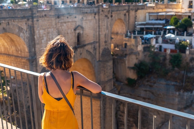 Ein Tourist am Aussichtspunkt, der die neue Brücke in der Provinz Ronda in Malaga Andalusien besucht