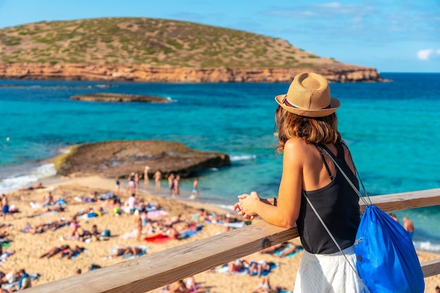 Ein Tourist am Strand von Cala Comte auf der Insel Ibiza Sunset Balearic