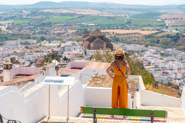 Ein Tourist, der die Touristenstadt Arcos de la Frontera in Cadiz Andalusien betrachtet