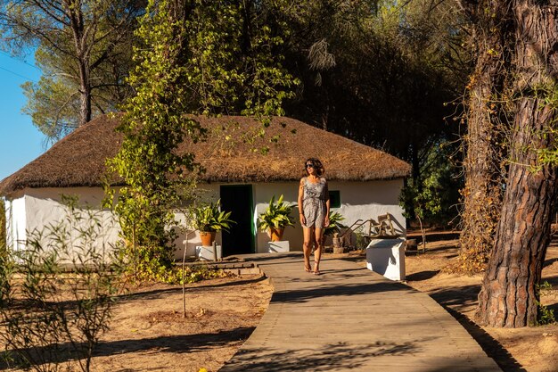 Ein Tourist, der eine alte Hütte im Naturpark Donana Huelva Andalusien besucht