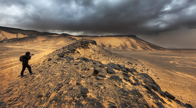 Ein Tourist fotografiert die Schwarze Wüste in Bahariya Ägypten