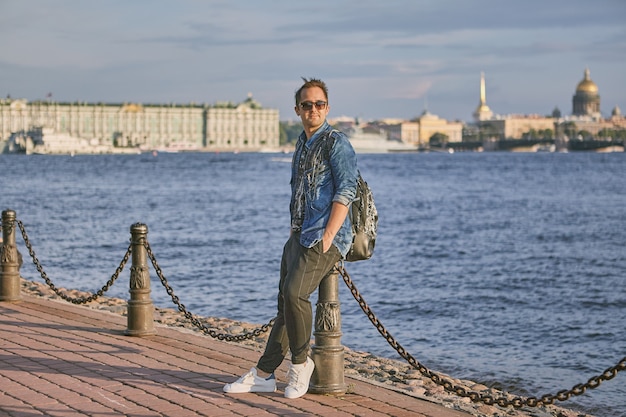 Ein Tourist geht durch St. Petersburg
