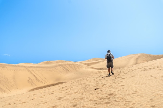Ein Tourist genießt die Dünen von Maspalomas Gran Canaria Kanarische Inseln