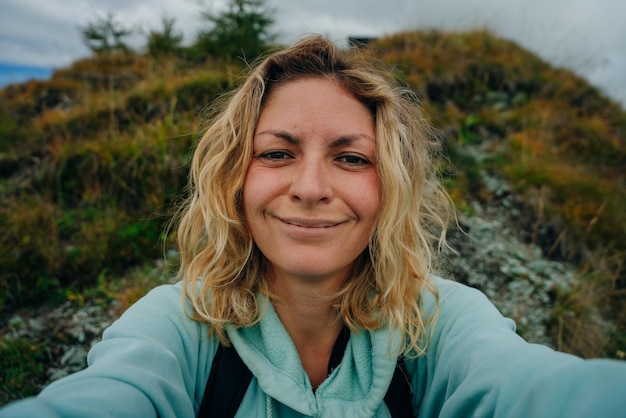 Ein Tourist macht ein Selfie auf dem Berg Civetta in den Doloniten in Italien