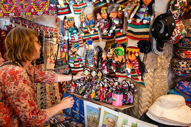 Ein Tourist wählt in einem Souvenirladen usbekische Souvenirs aus Bukhara Usbekistan