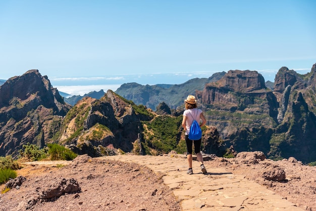 Ein Tourist zu Fuß auf dem Wanderweg am Pico do Arieiro Madeira Portugal