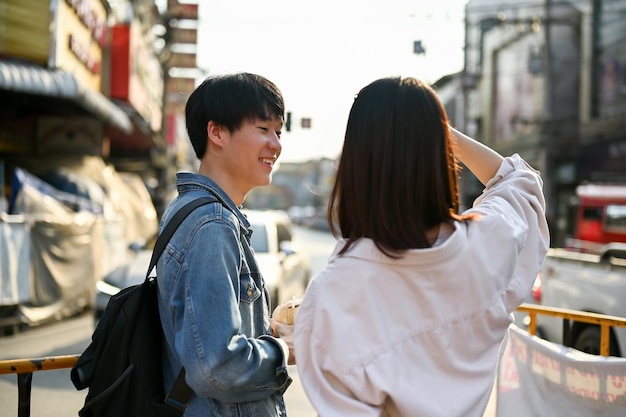 Ein Touristenpaar genießt es, an einem sonnigen Tag gemeinsam durch die Stadt zu laufen und die Stadt zu besichtigen