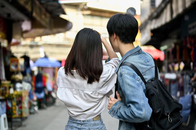 Ein Touristenpaar genießt es, Fotos zu machen und den Altstadtmarkt von Chiang Mai zu besichtigen