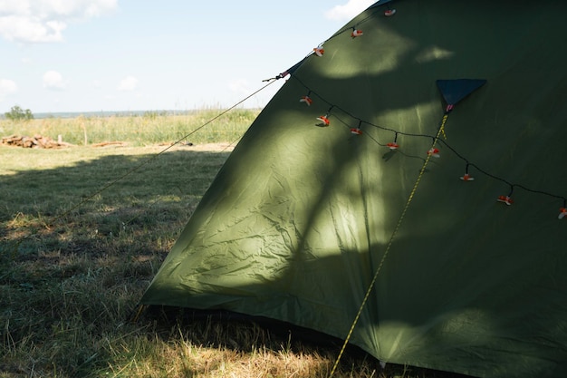 Ein Touristenzelt auf einem Campingplatz in der Natur Outdoor-Aktivitäten im Sommer Abenteuer Mock up