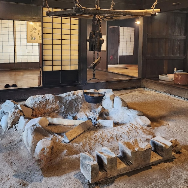 Foto ein traditioneller japanischer kochplatz mit brennholz