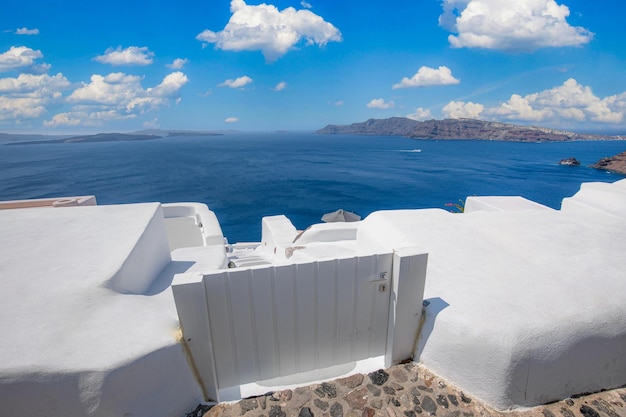 Ein traditioneller Weg mit eigenartiger Türöffnung in Thira, Santorini Griechenland mit Blick auf die Ägäis