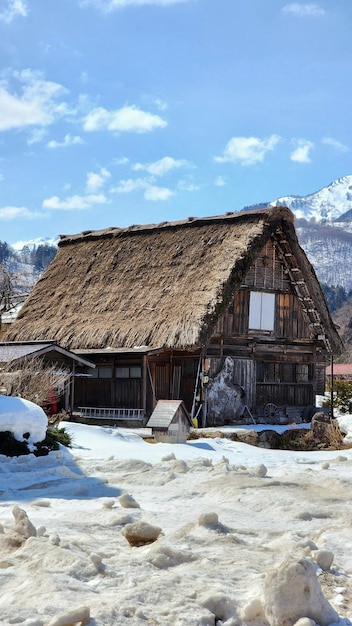 Foto ein traditionelles japanisches haus mit einem strohdach und schnee rundherum in shirakawago, japan