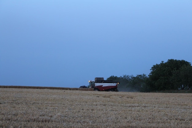 ein Traktor auf einem Feld