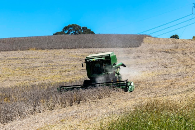 Ein Traktor bei der Sojabohnenernte auf einer Farm in Brasilien