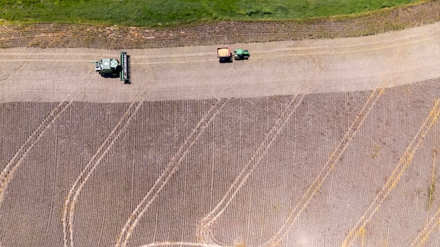 Ein Traktor bei der Sojabohnenernte auf einer Farm in Brasilien