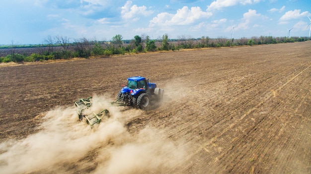 Ein Traktor, der auf dem Gebiet pflügt und sät