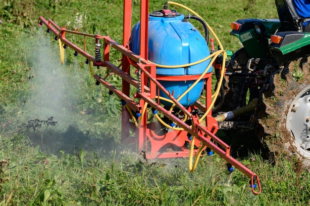 Ein Traktor mit Tank und angeschlossener Ausrüstung zum Besprühen des Feldes mit Schädlingen und Unkraut