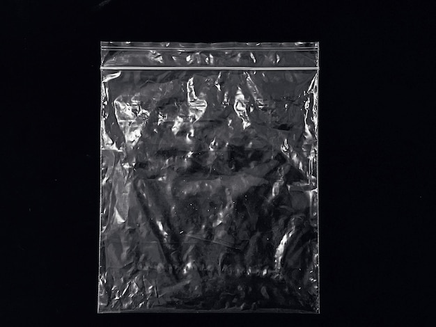 ein transparenter Plastikbeutel, der auf schwarzem Hintergrund isoliert ist