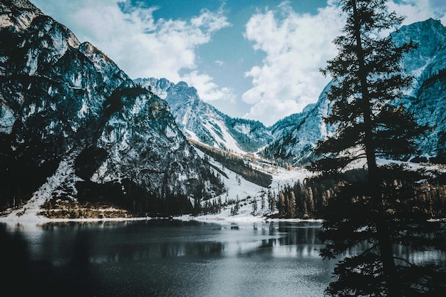 Ein traumhafter Blick auf Pragser Wildsee und Dolomiten