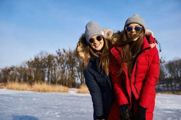 Ein trendiges junges Mädchen geht spazieren und hat im Winter Spaß im Freien