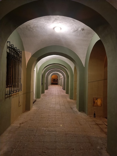 Ein Tunnel mit einem Schild, auf dem „das Wort Wein“ steht