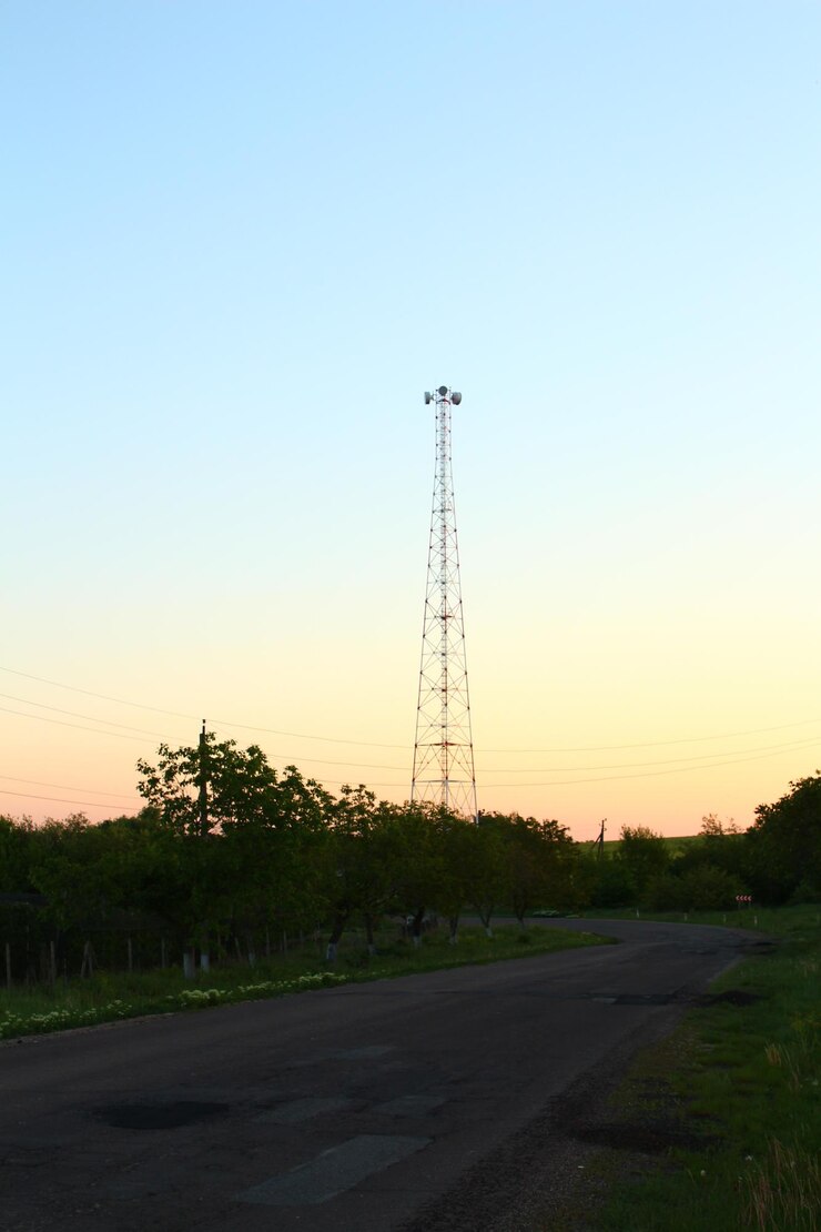 Foto ein turm auf einem feld
