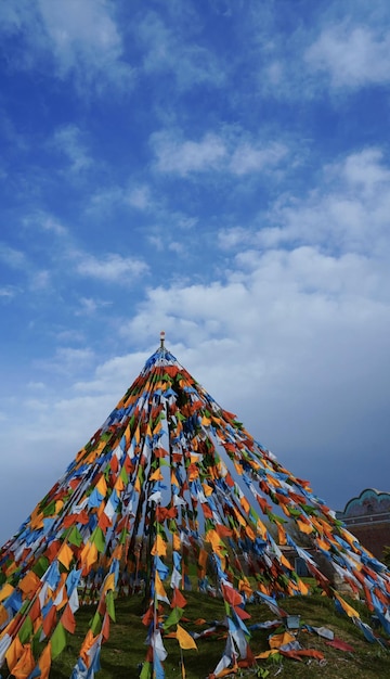 Ein Turm aus buntem Papier, der mit bunten Tüchern bedeckt ist.