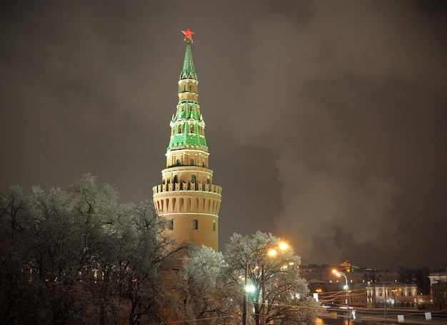 Ein Turm mit einem roten Stern darauf