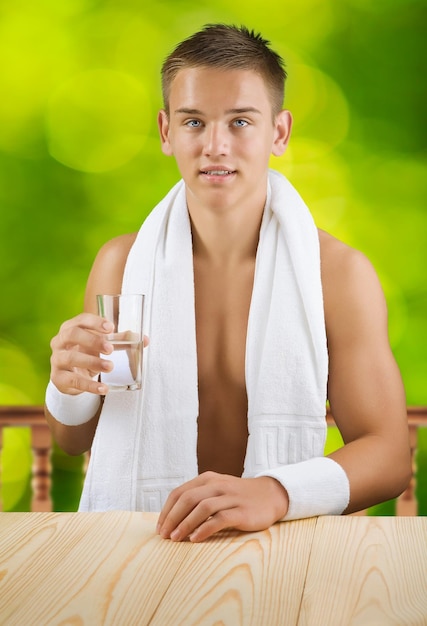 Ein Typ, der ein Glas Wasser hält