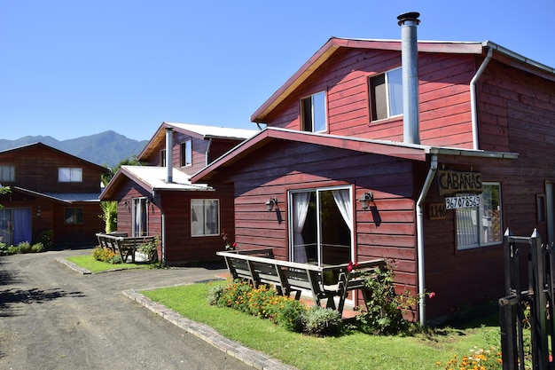 Ein typisches Holzhaus mit Kamin in einer kleinen gemütlichen Stadt Pucon Chile