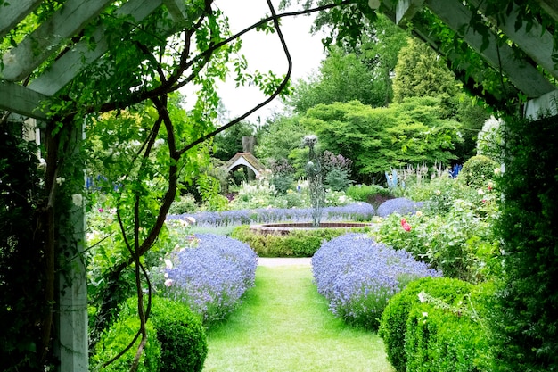 Ein üppiger englischer Landgarten