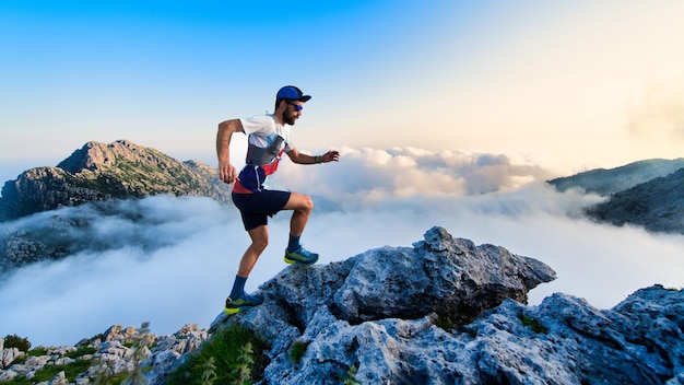 Ein Ultramarathonläufer in den Bergen während eines Trainings