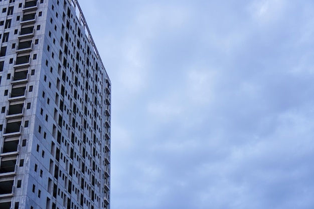 Ein unfertiges Gebäude steht hoch vor einem düsteren grauen Himmel ohne jegliche Anzeichen von Leben oder Aktivität