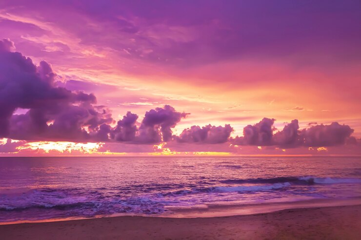 Foto ein ungewöhnlich schöner lila tropischer sonnenuntergang über einem warmen sommermeer das farbenspiel im freien ...