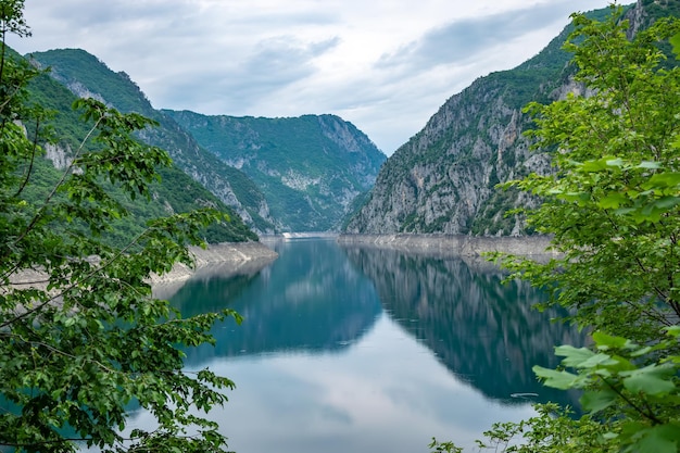 Ein ungewöhnlicher Bergsee mit türkisfarbenem Wasser befindet sich in einer Schlucht zwischen den hohen Bergen