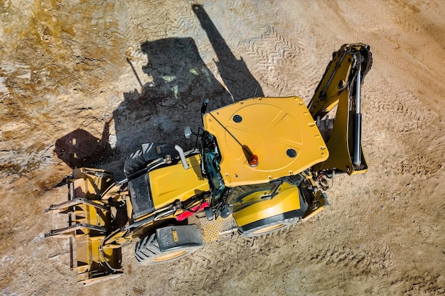 Ein universeller Bagger oder Ladegerät arbeitet auf einer Baustelle