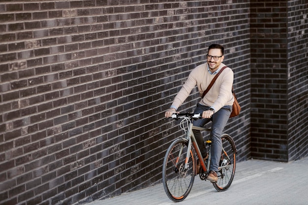 Ein urbaner Mann, der auf der Straße Fahrrad fährt