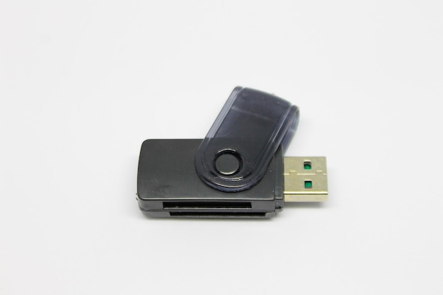 Ein USB-Laufwerk mit einem grünen Knopf