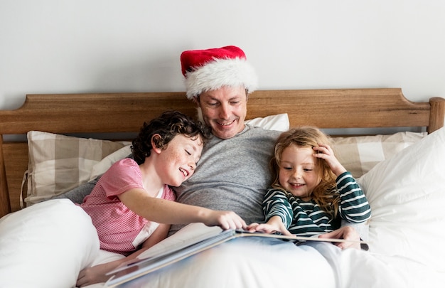 Ein Vater erzählt seinen Kindern eine Weihnachtsgeschichte