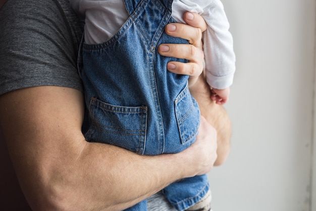 Ein Vater hält seinen Sohn