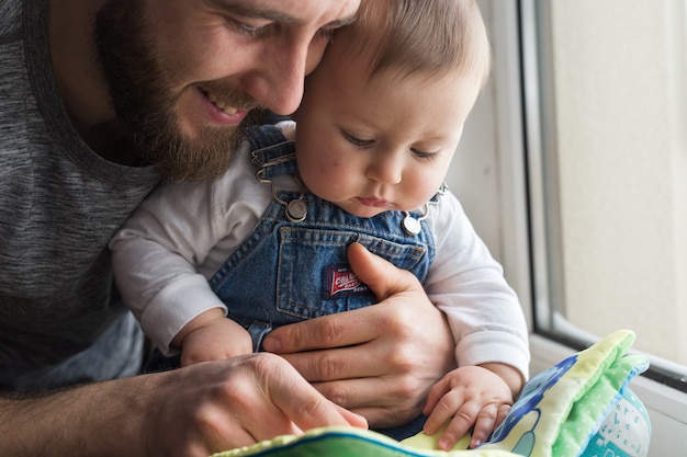 Ein Vater hält seinen Sohn