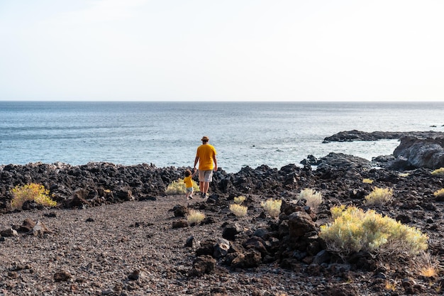 Ein Vater mit seinem Sohn zu Fuß am Strand von Tacoron auf den Kanarischen Inseln El Hierro