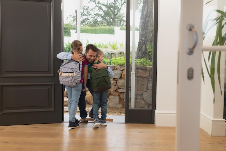 Foto ein vater umarmt seine kinder an der tür eines gemütlichen hauses