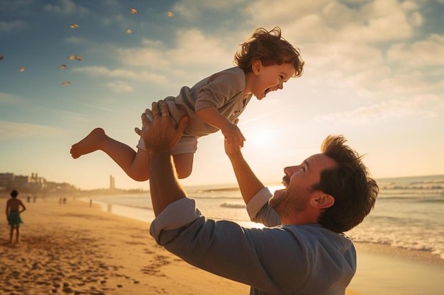 Ein Vater und ein Sohn spielen am Strand mit einem Eimer Popcorn im Hintergrund.