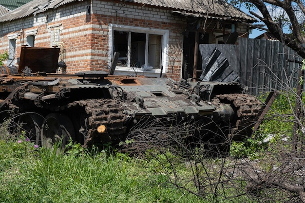 Ein verbrannter russischer Panzer in der Nähe eines Wohnhauses Krieg in der Ukraine 2022 Russische Raketen in Charkiw